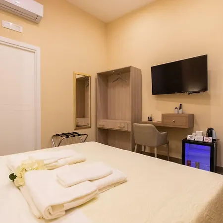 לינה וארוחת בוקר Holidays 4*